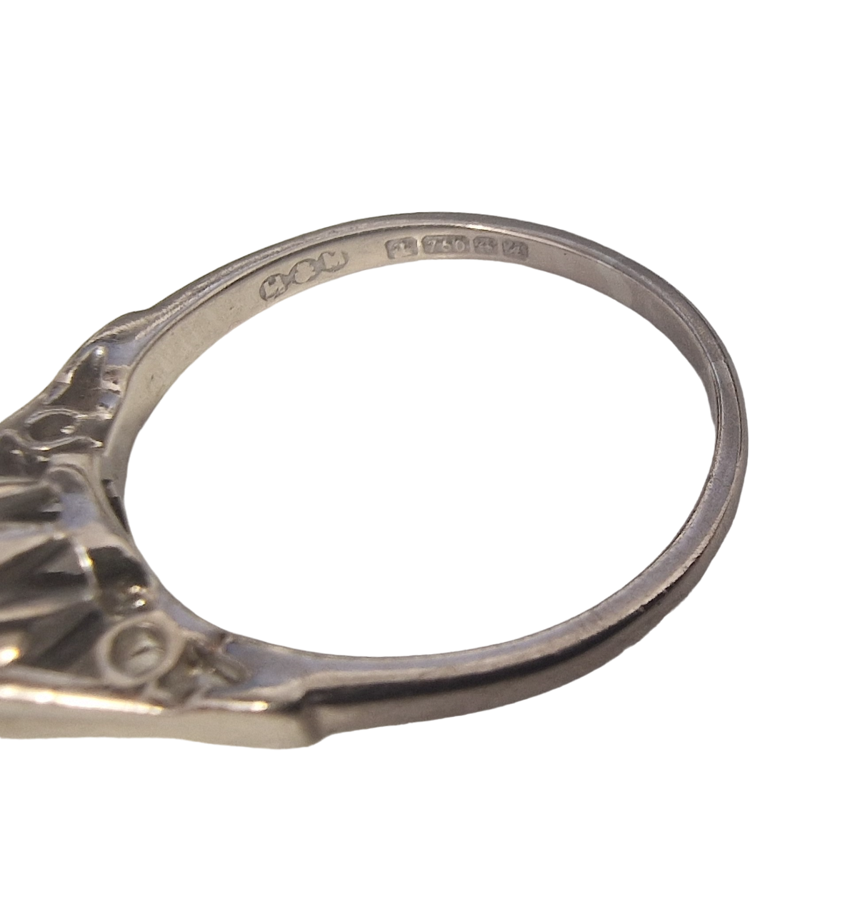 ANTIQUE WHITE AND BRILLIANT GOLD SOLITAIRE.