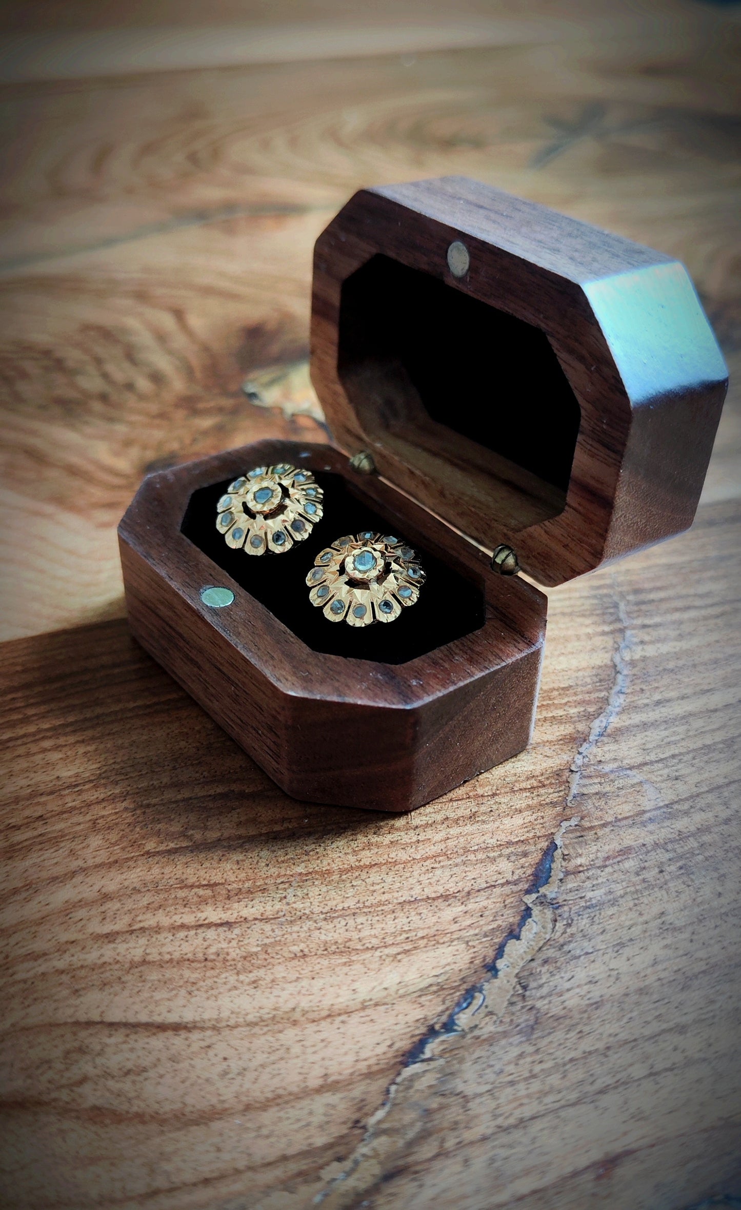 GOLD, DIAMONDS AND SAPPHIRES EARRINGS.