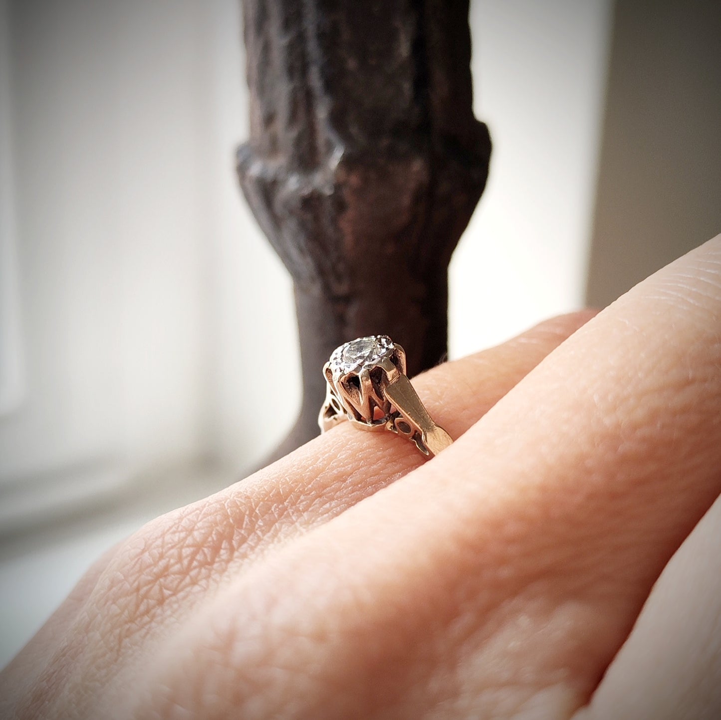 ANTIQUE WHITE AND BRILLIANT GOLD SOLITAIRE.
