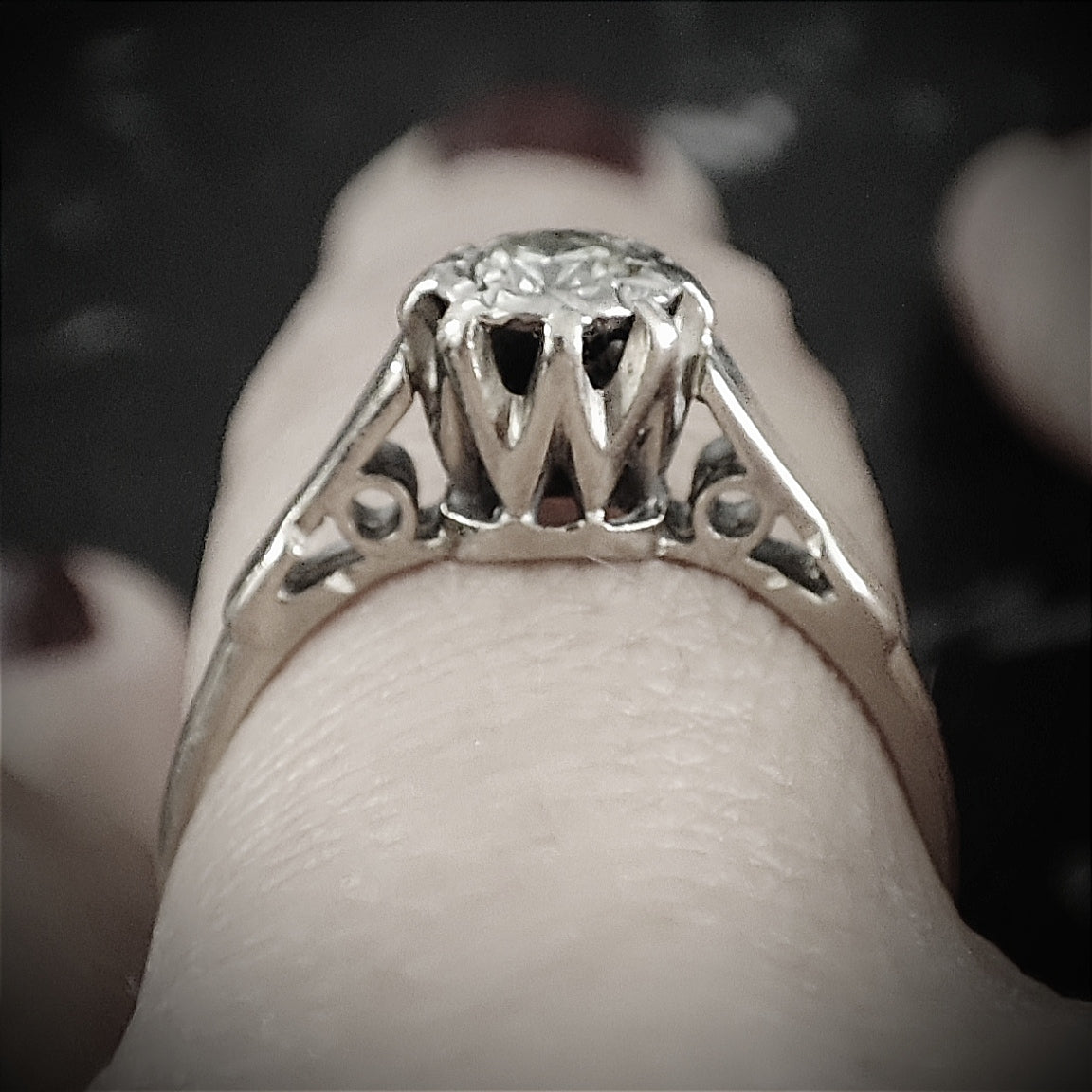 ANTIQUE WHITE AND BRILLIANT GOLD SOLITAIRE.