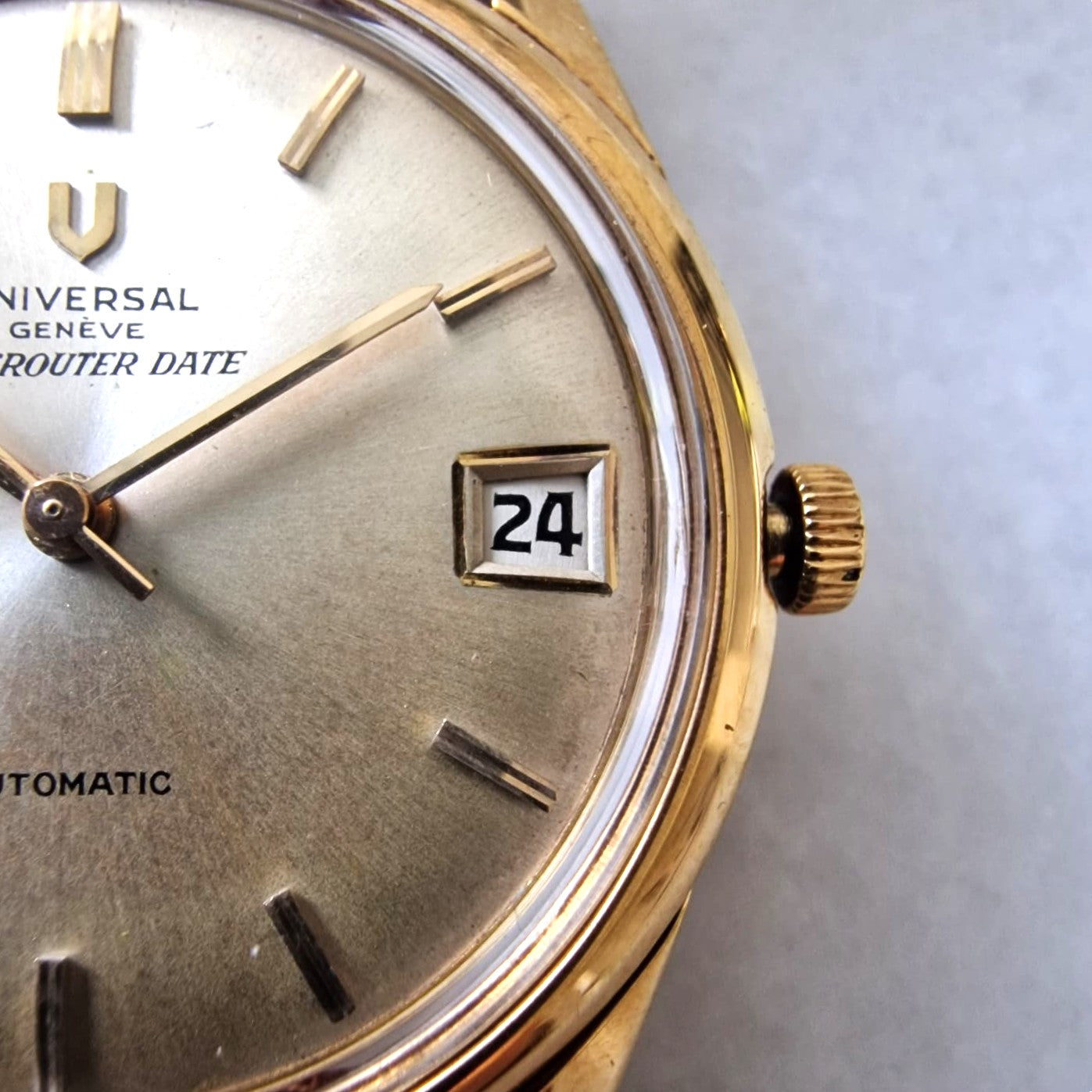 UNIVERSAL GENEVE POLEROUTER DATE ORO 18K