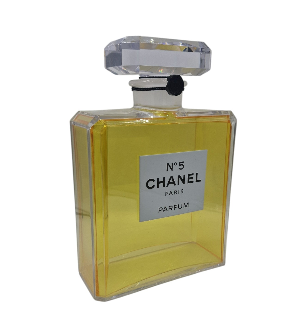 CHANEL N°5 . FICTITIOUS GIANT