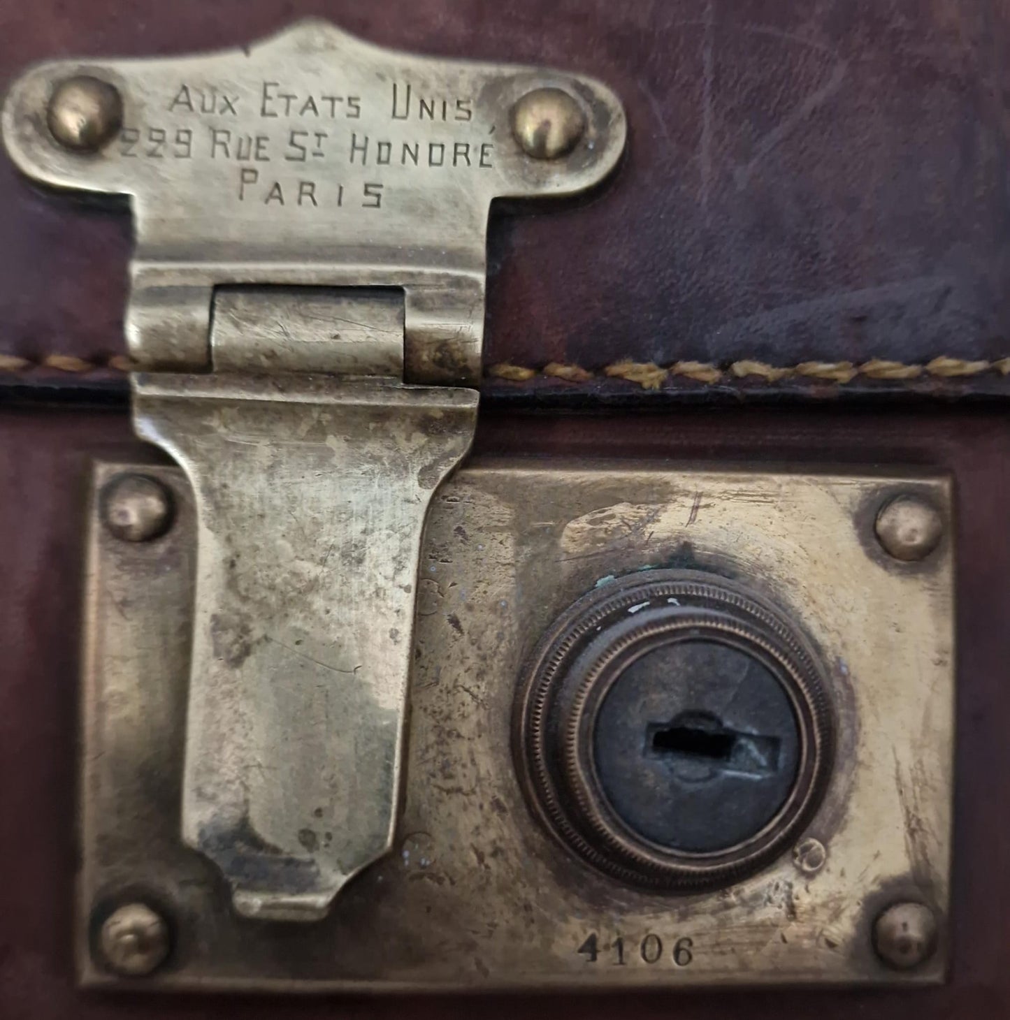 AUX ETATS UNIS. SMALL SUITCASE OR TRAVEL NECESSARY.