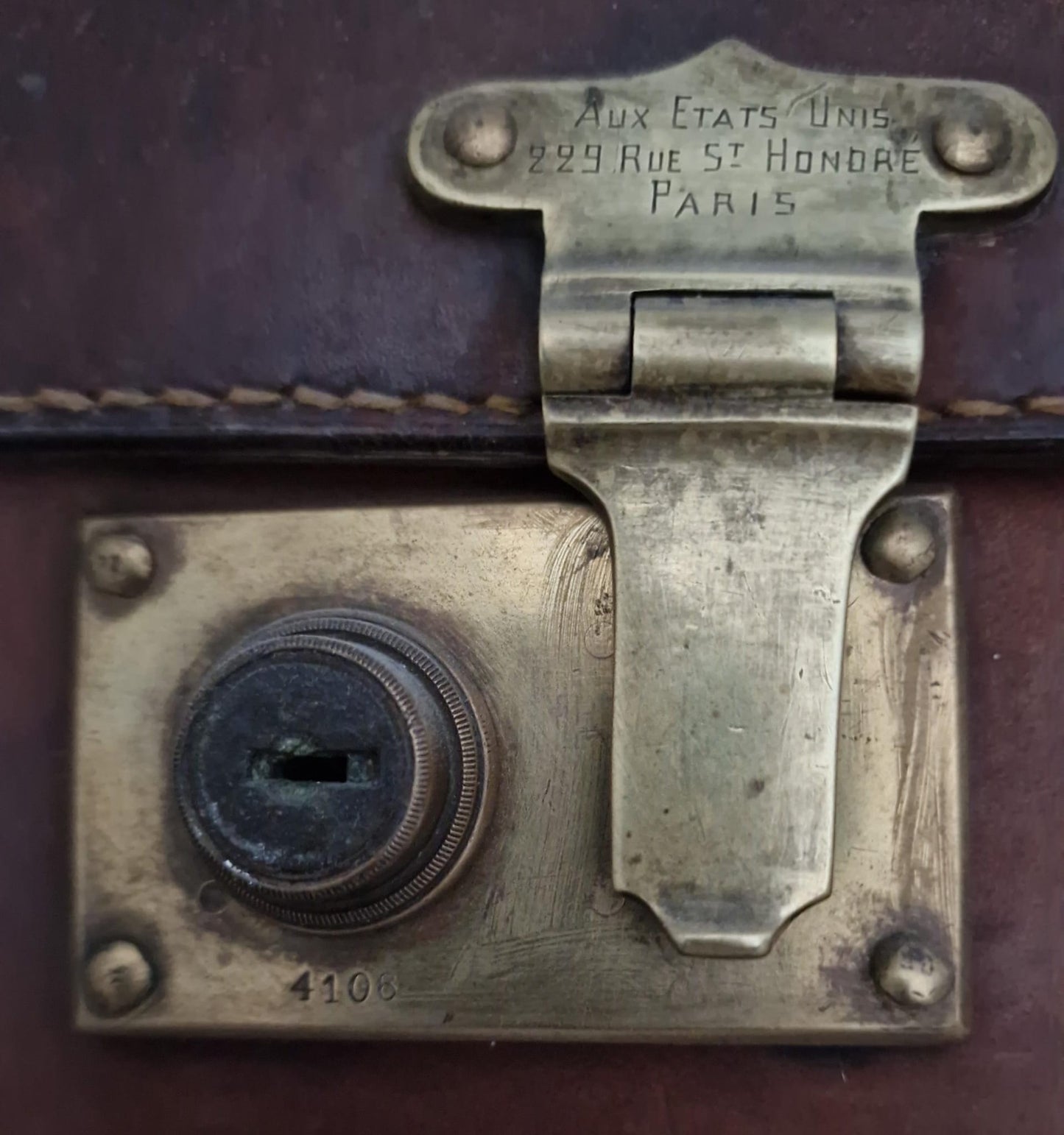 AUX ETATS UNIS. SMALL SUITCASE OR TRAVEL NECESSARY.