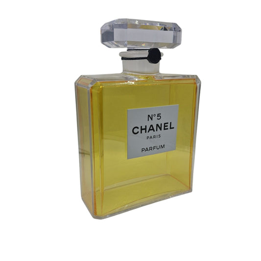 CHANEL N°5 . FICTITIOUS GIANT