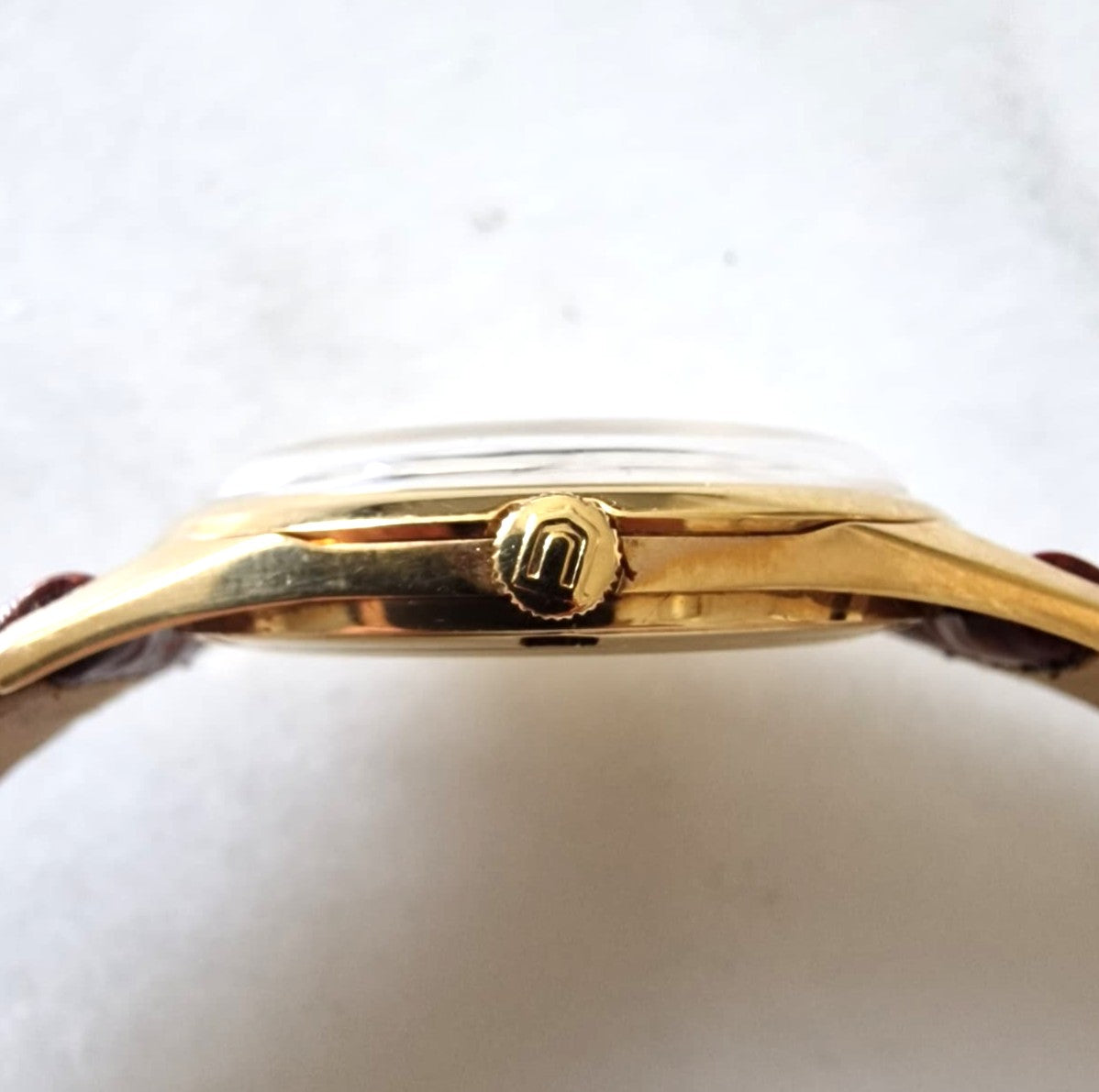 UNIVERSAL GENEVE POLEROUTER DATE ORO 18K